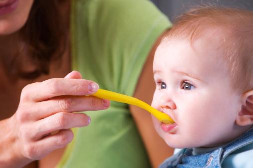 Posiłki dla niemowlęcia – domowe czy ze słoiczka?