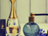Flakoniki perfum na stole, niebieskie kwiatki